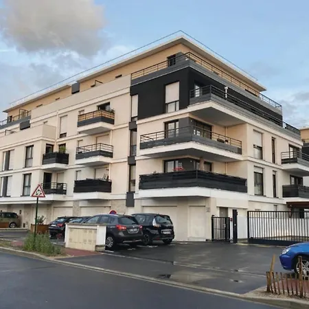 Le 24 Nautic, Douillet Bassin Olympique Disneyland & Paris Avec Parking Vaires-sur-Marne